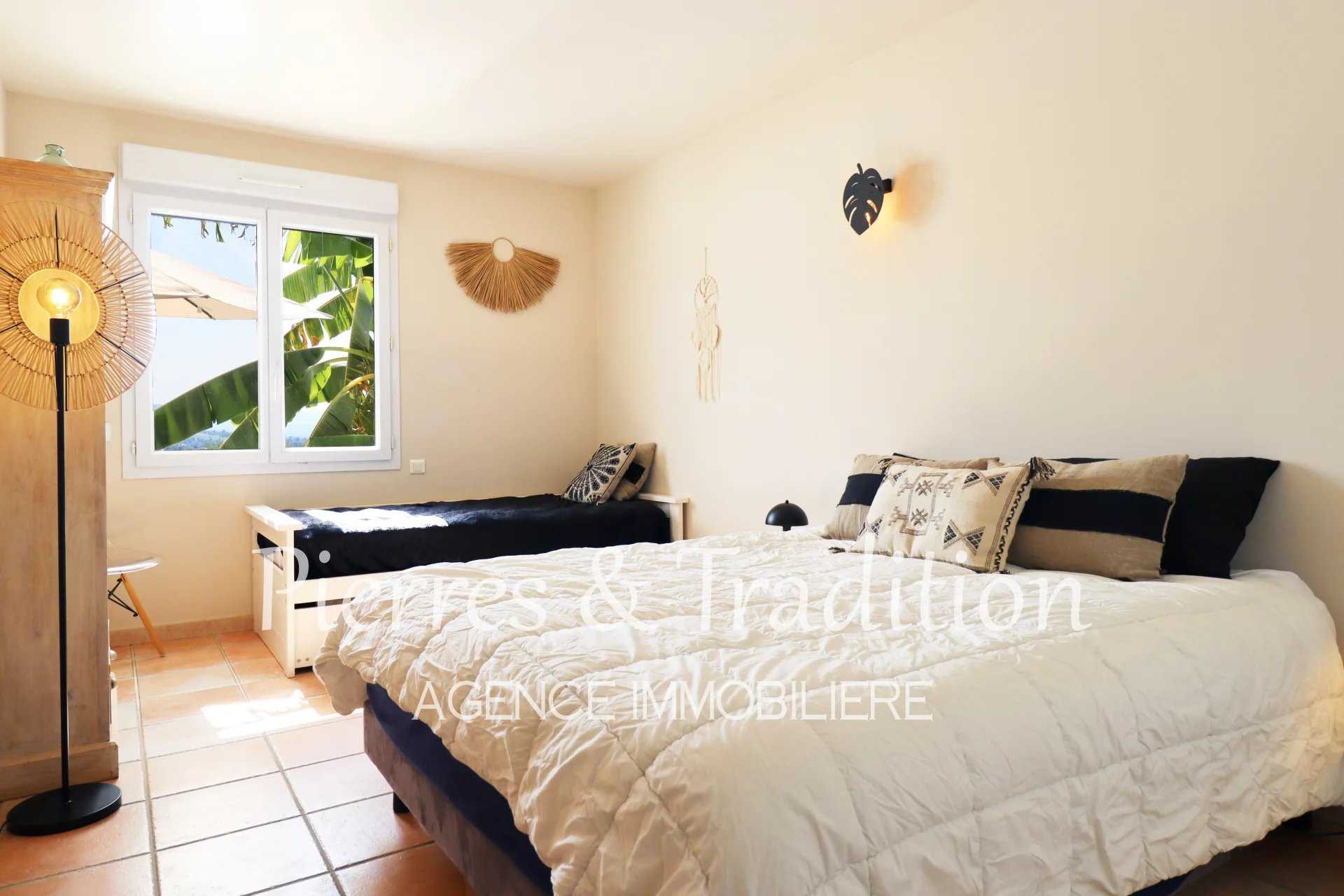 House in Apt, Vaucluse 12477591
