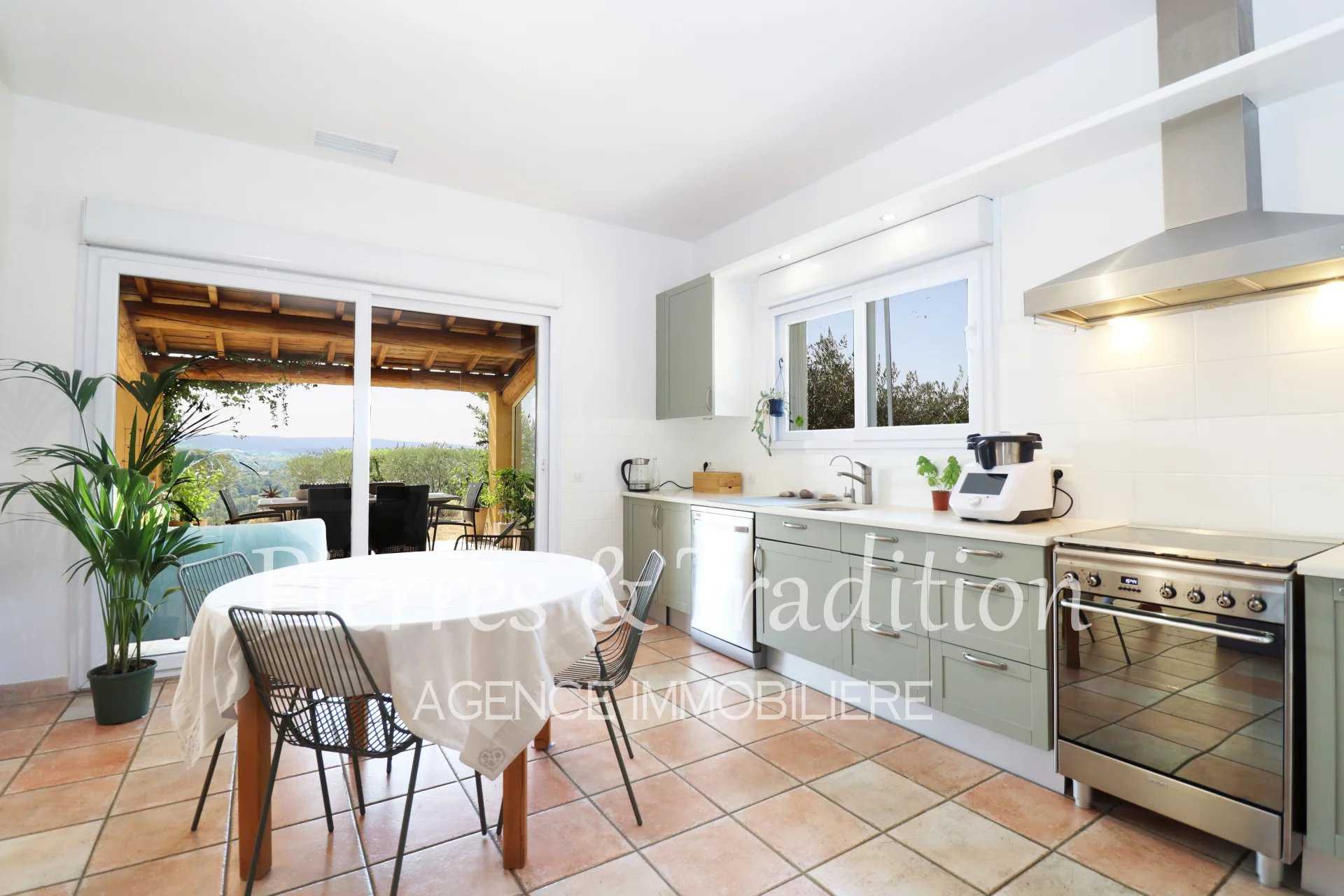 House in Apt, Vaucluse 12477591