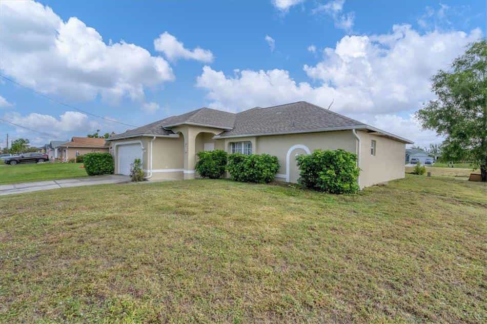 House in Cape Coral, Florida 12479092