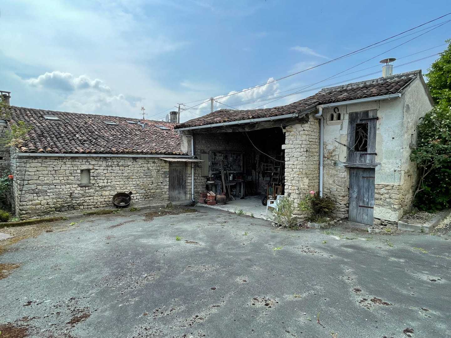 House in Le Douhet, Nouvelle-Aquitaine 12479254