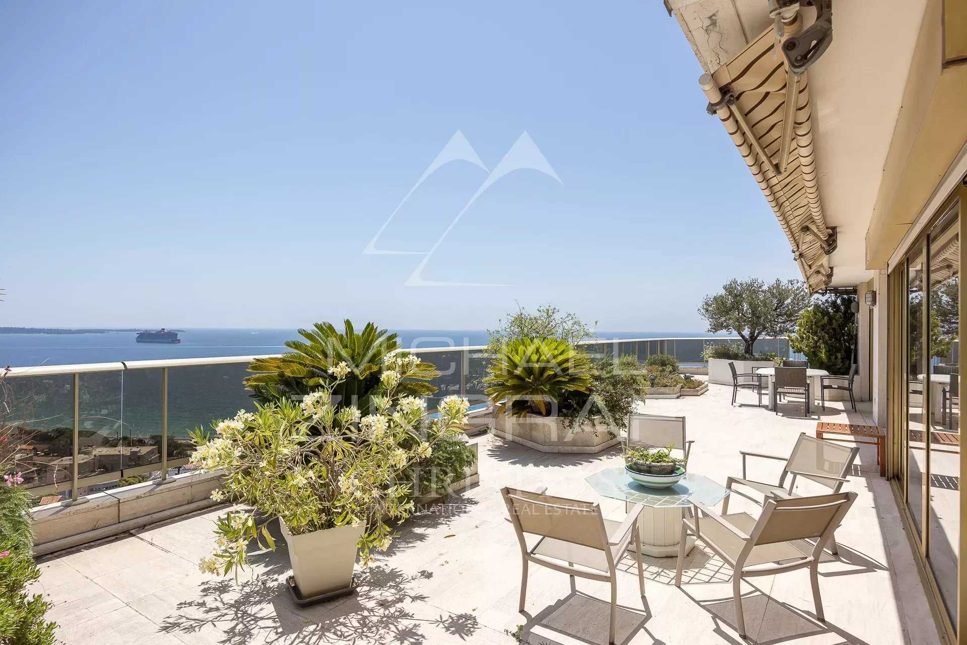 Condominium in Cannes, Provence-Alpes-Cote d'Azur 12479764