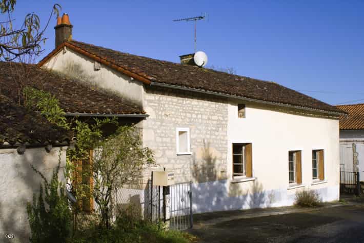 casa en Champagne-le-Sec, Nouvelle-Aquitaine 12480811