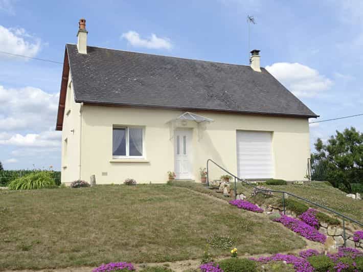 жилой дом в Grandparigny, Normandie 12480822