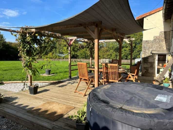 Huis in Champagne-Mouton, Nouvelle-Aquitaine 12482314