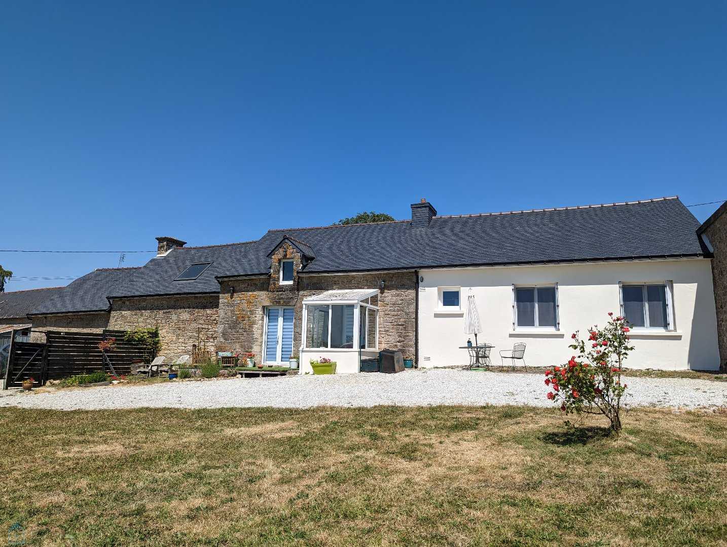 집 에 Ploërdut, Brittany 12483264