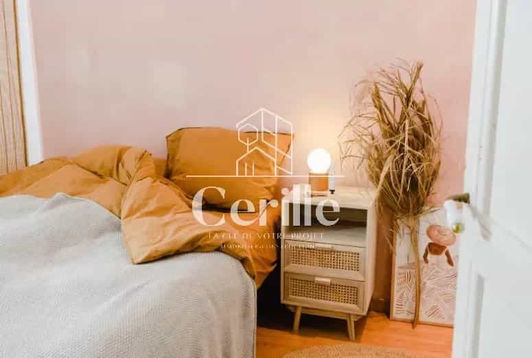 Condominium in Salon-de-Provence, Provence-Alpes-Cote d'Azur 12485428
