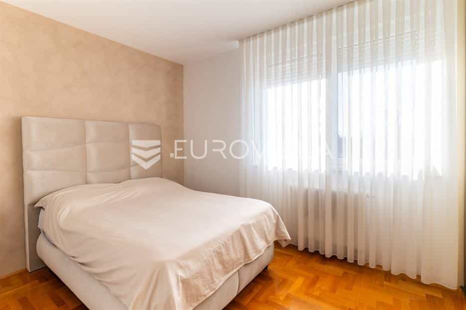 Condominium in Buzin, Zagreb, Grad 12485674