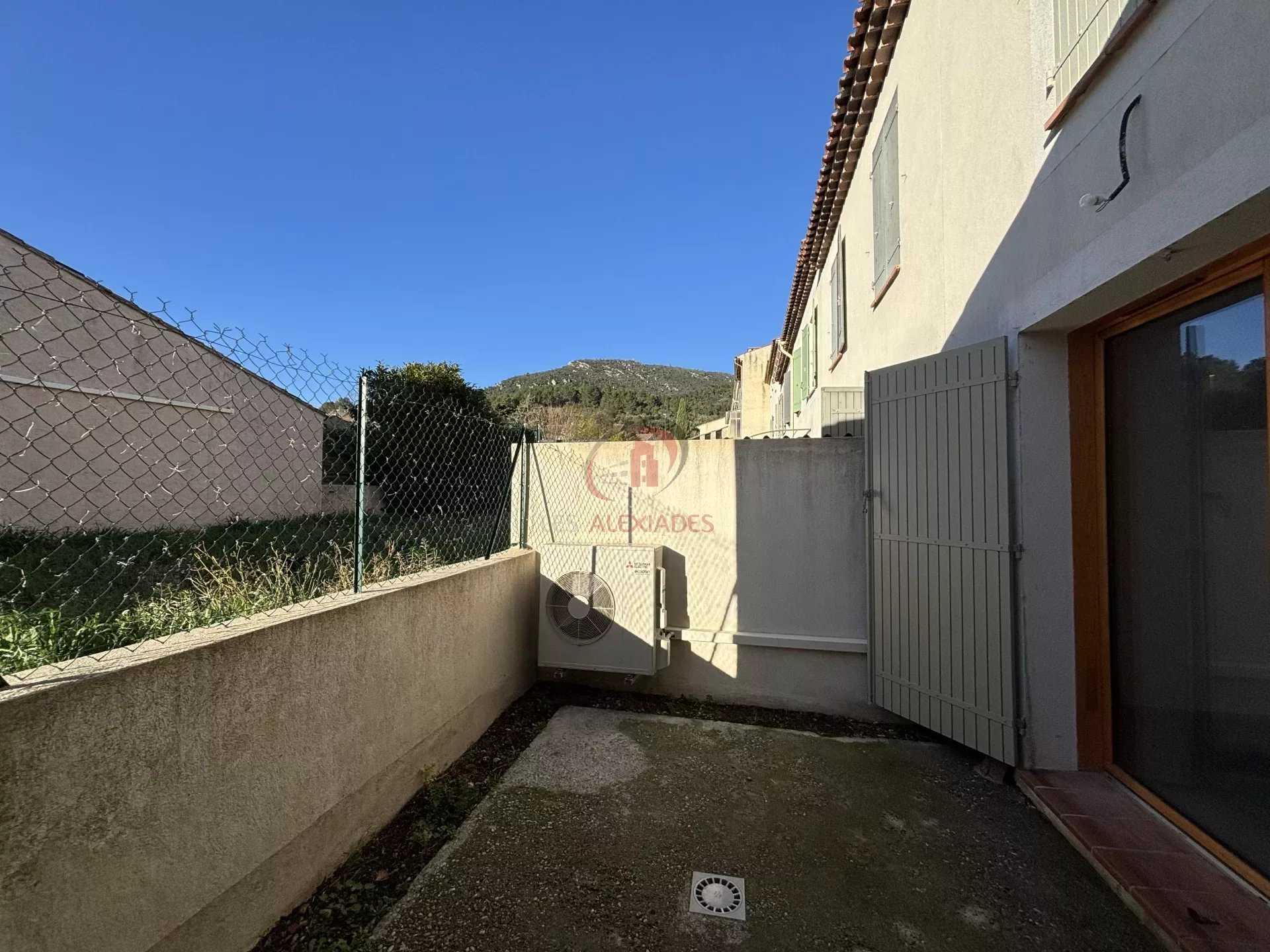 Talo sisään Signes, Provence-Alpes-Cote d'Azur 12491098