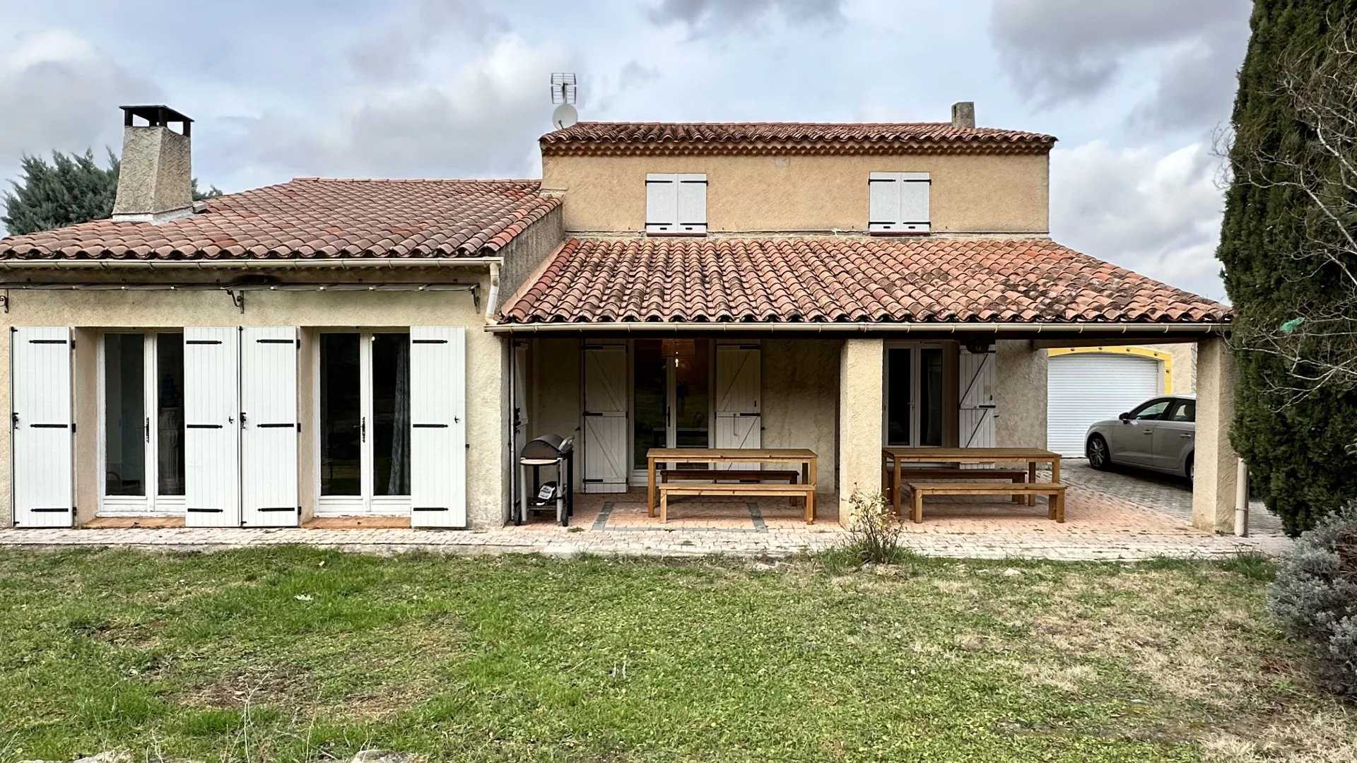 بيت في Trets, Provence-Alpes-Cote d'Azur 12493570