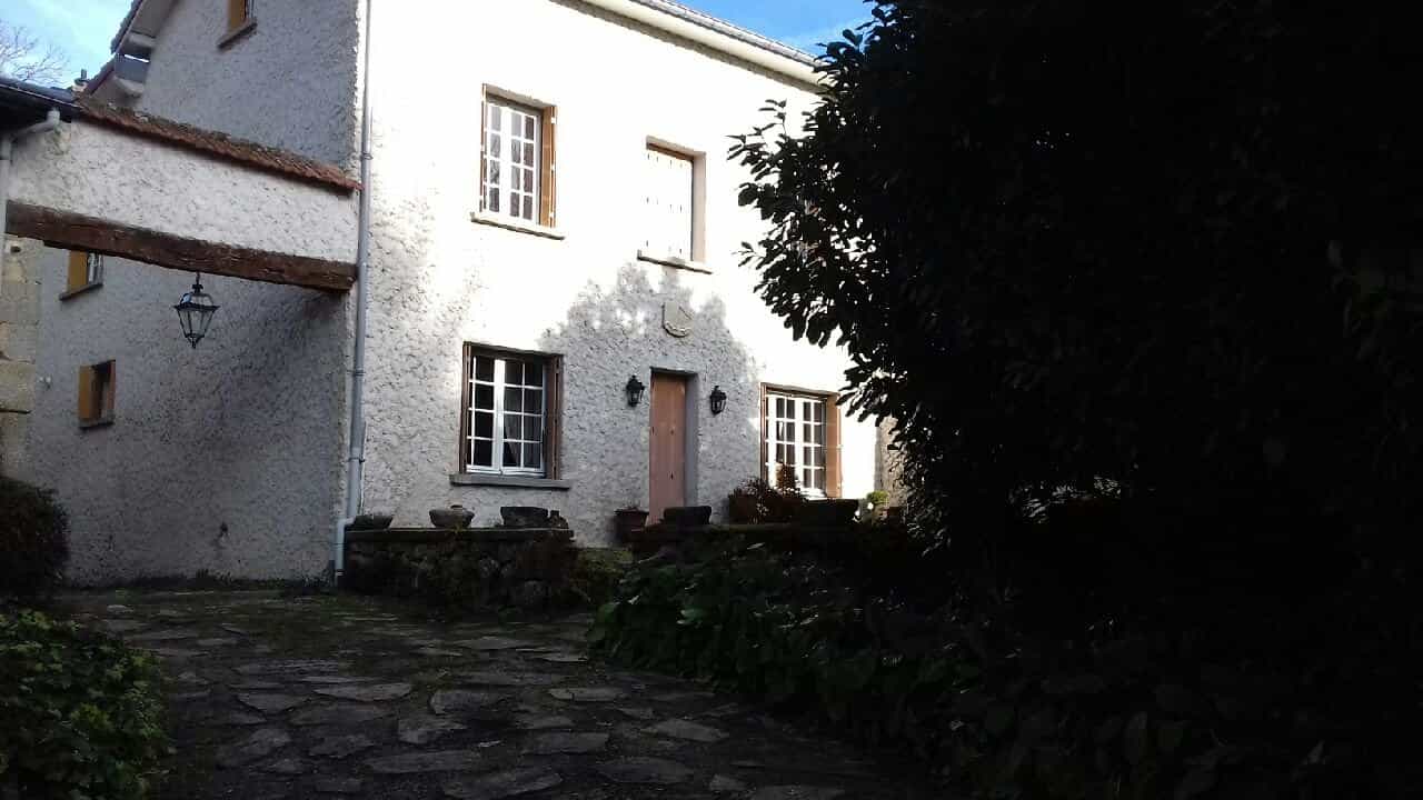 Dom w Celles-sur-Durolle, Auvergne-Rhone-Alpes 12496297