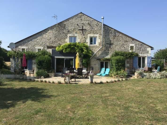 House in Verteuil-sur-Charente, Nouvelle-Aquitaine 12497042