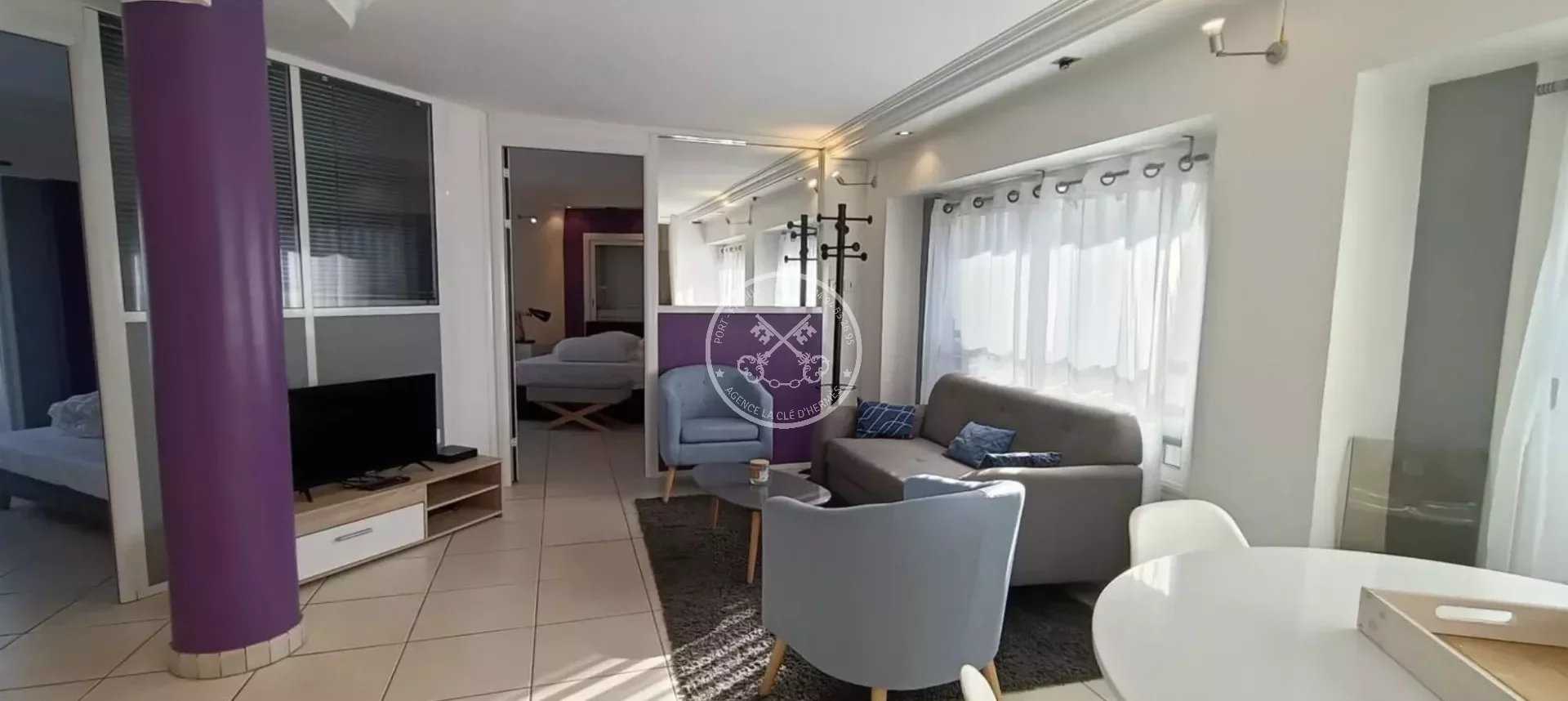 Condominium in Saint-Raphael, Provence-Alpes-Cote d'Azur 12499023