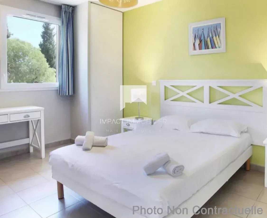 Condominium in La Londe-les-Maures, Provence-Alpes-Côte d'Azur 12500477
