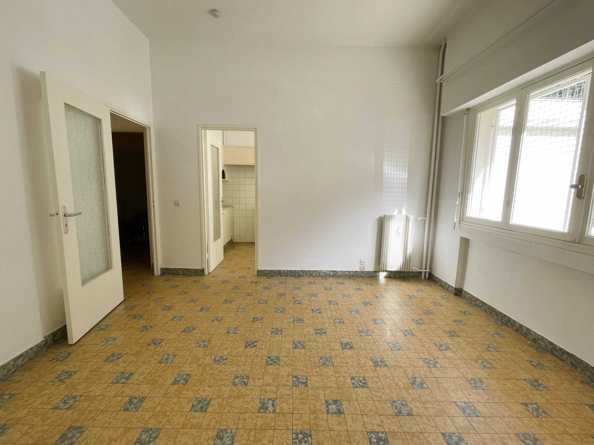 公寓 在 La Madeleine, 普羅旺斯-阿爾卑斯-藍色海岸 12501637