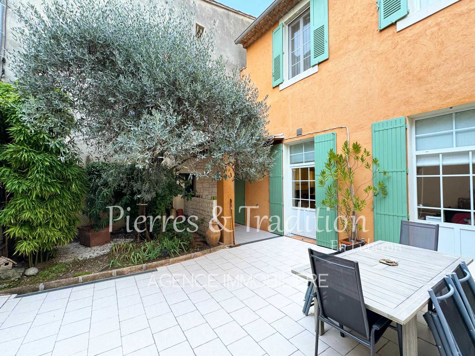 Flere hus i Apt, Provence-Alpes-Cote d'Azur 12510582