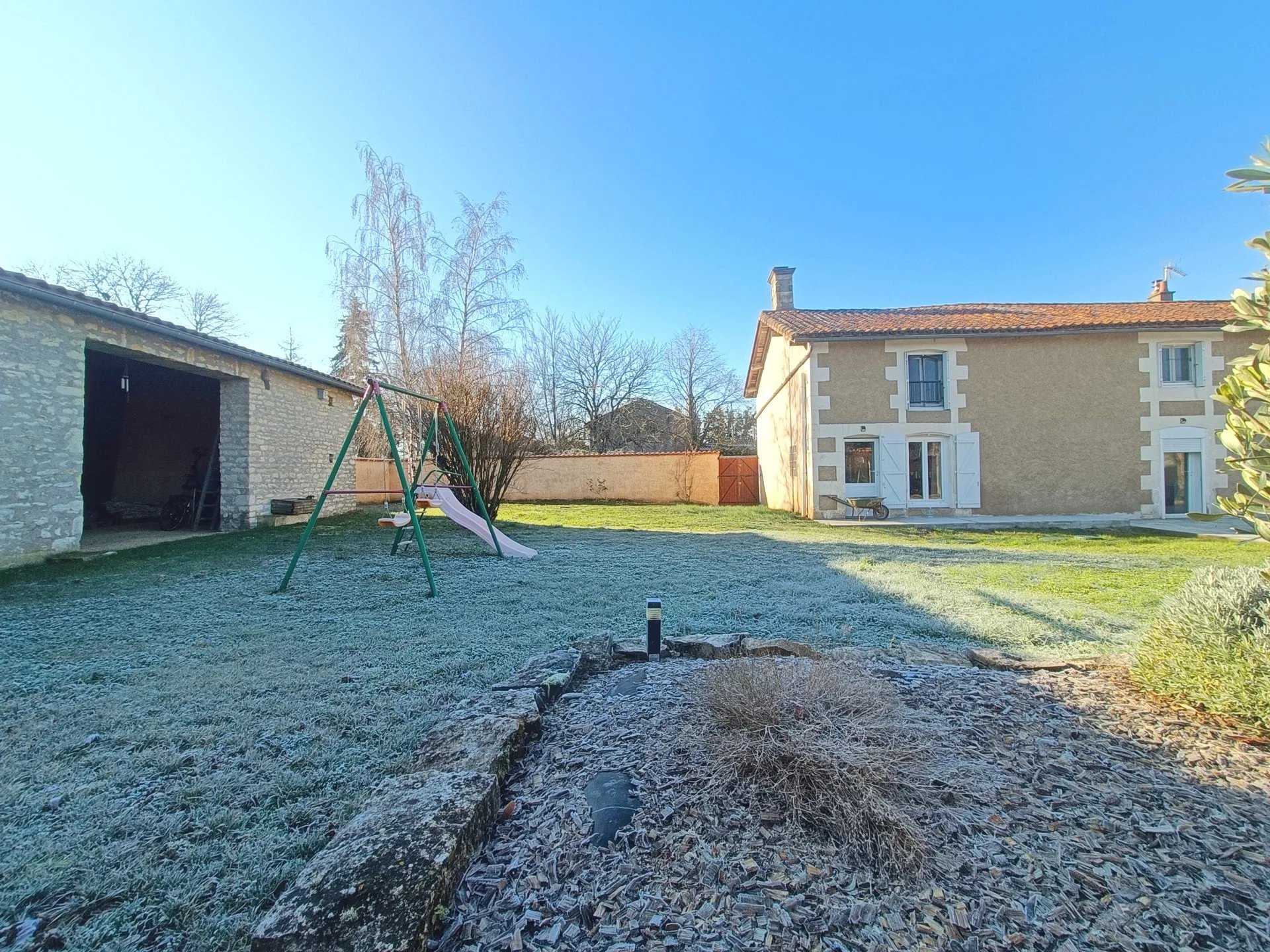 House in Champigny-le-Sec, Nouvelle-Aquitaine 12512335