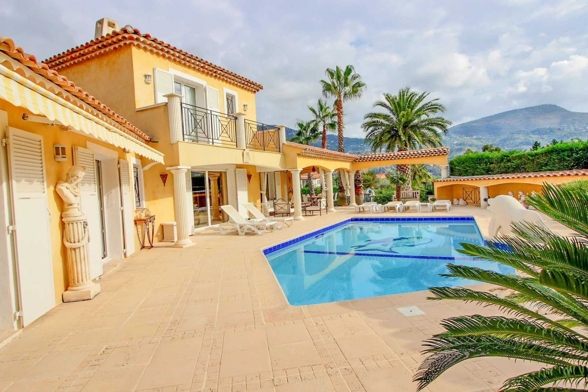 σπίτι σε Carros, Provence-Alpes-Cote d'Azur 12515338