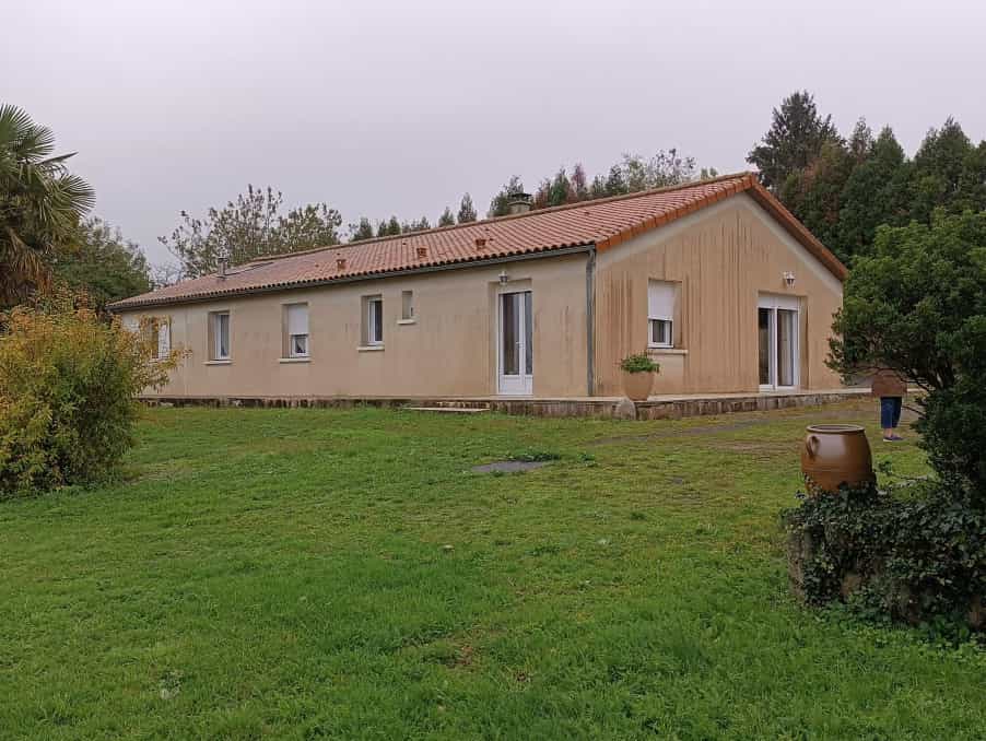House in Roumazieres, Nouvelle-Aquitaine 12515730