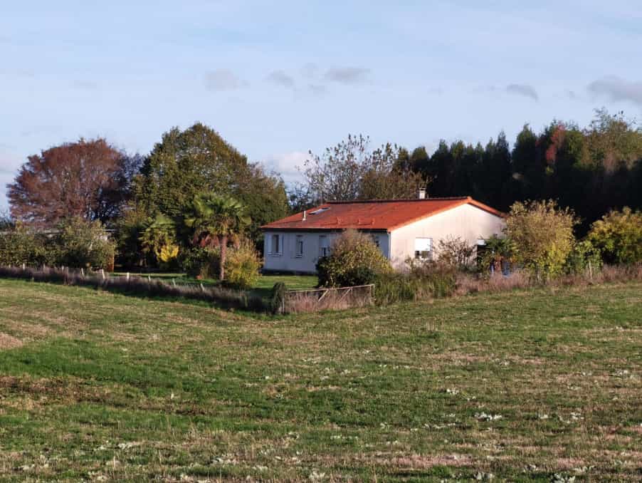 House in Roumazieres, Nouvelle-Aquitaine 12515730