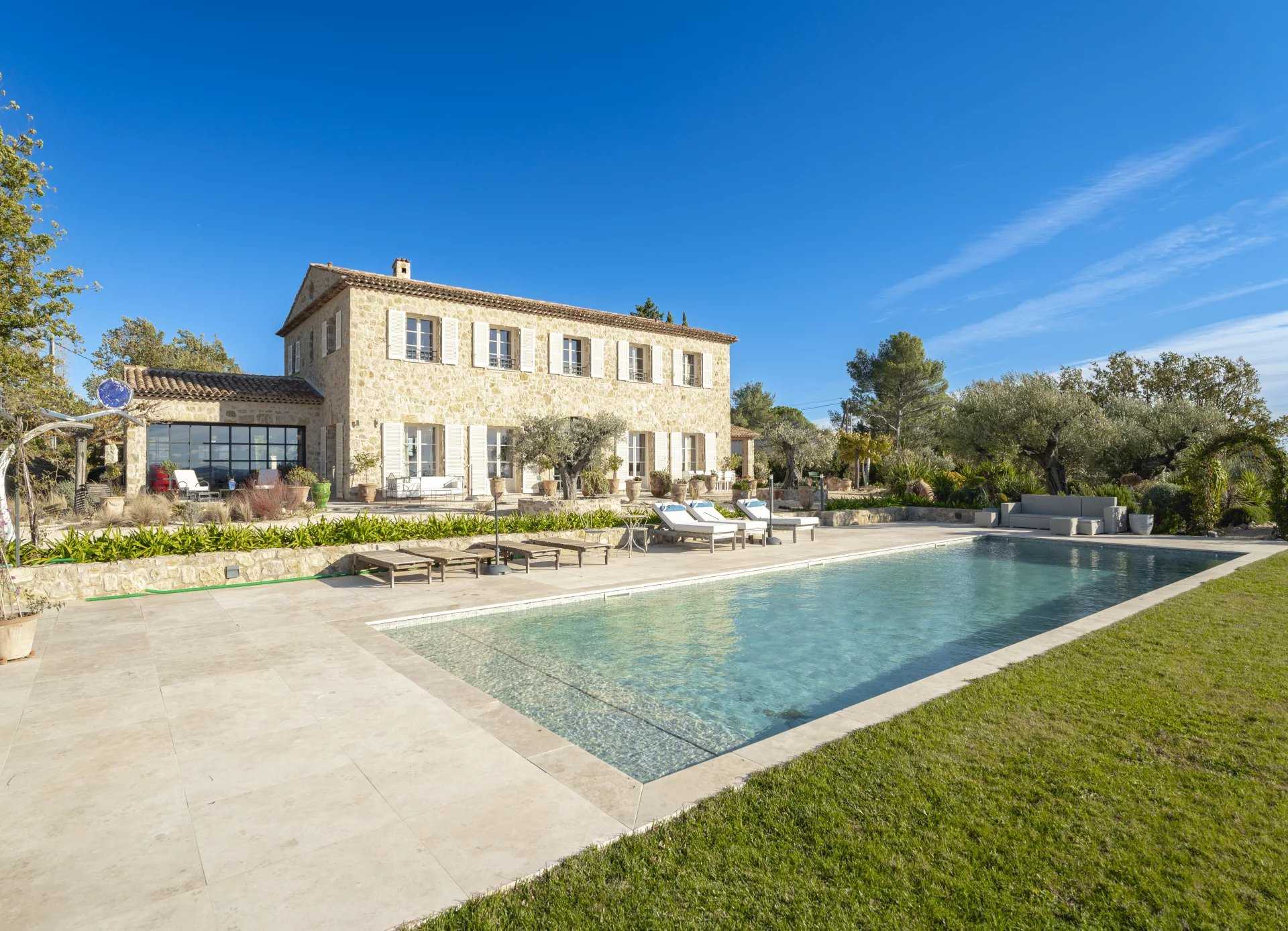 Talo sisään Tourrettes, Provence-Alpes-Cote d'Azur 12515865