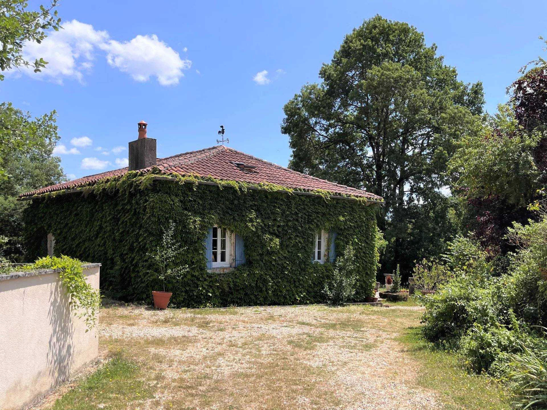 房子 在 Yviers, Nouvelle-Aquitaine 12516079