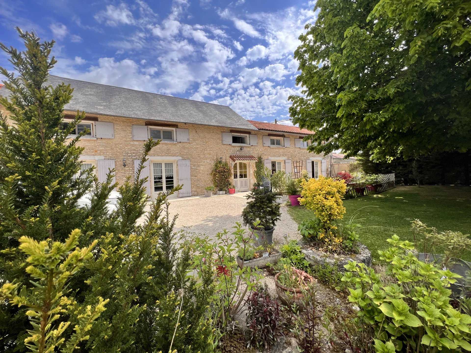 House in Savigne, Nouvelle-Aquitaine 12516227