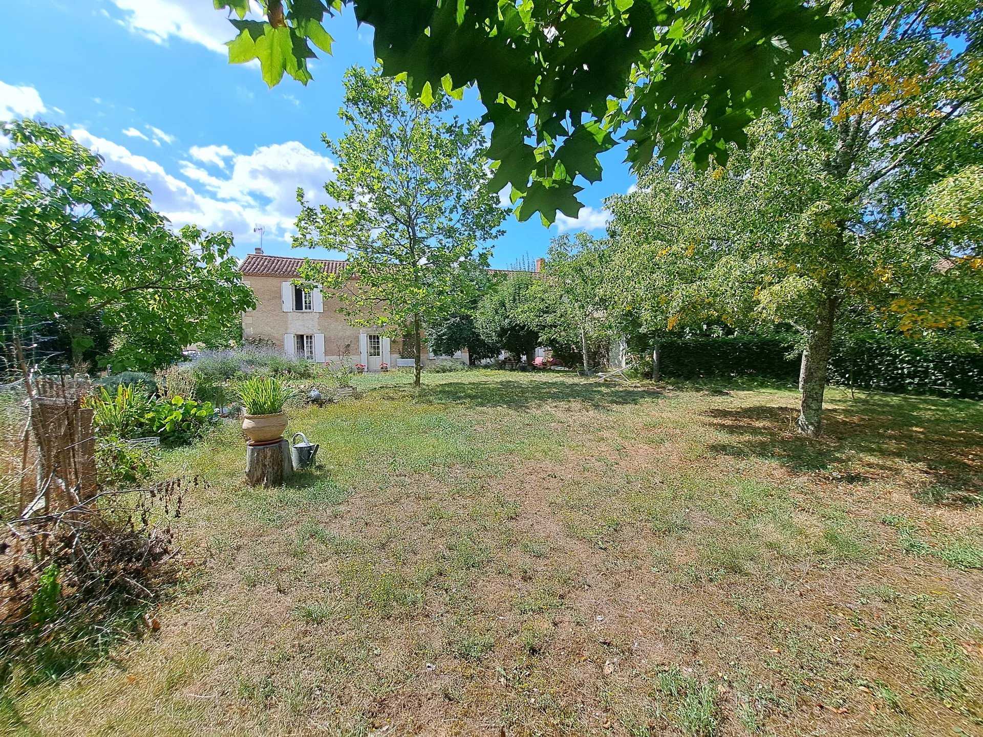 Huis in Millac, Nouvelle-Aquitaine 12516241