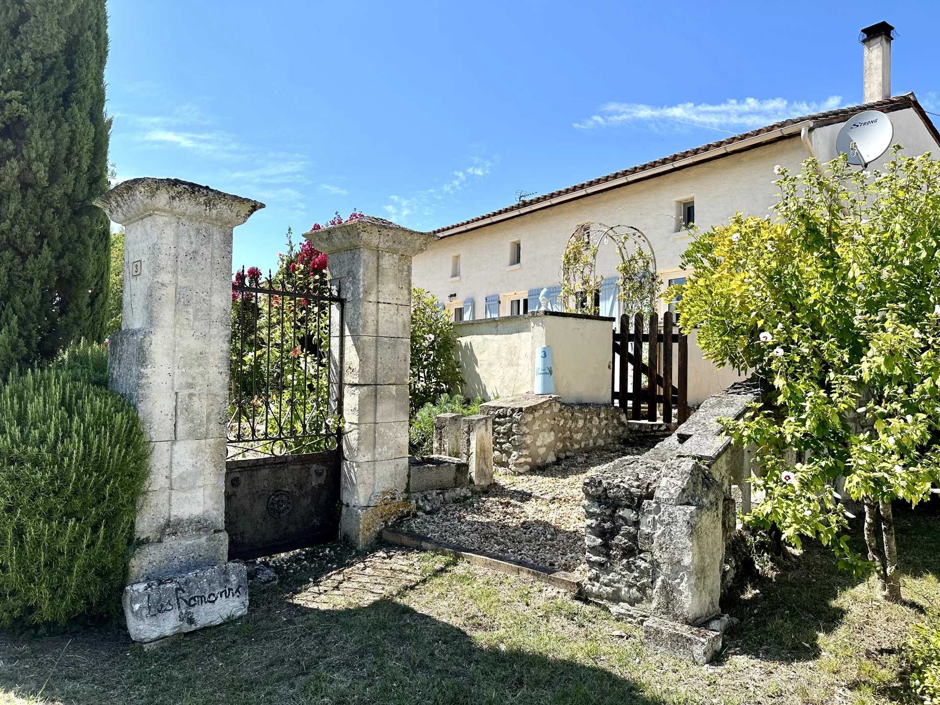 Будинок в Bonnes, Nouvelle-Aquitaine 12516262
