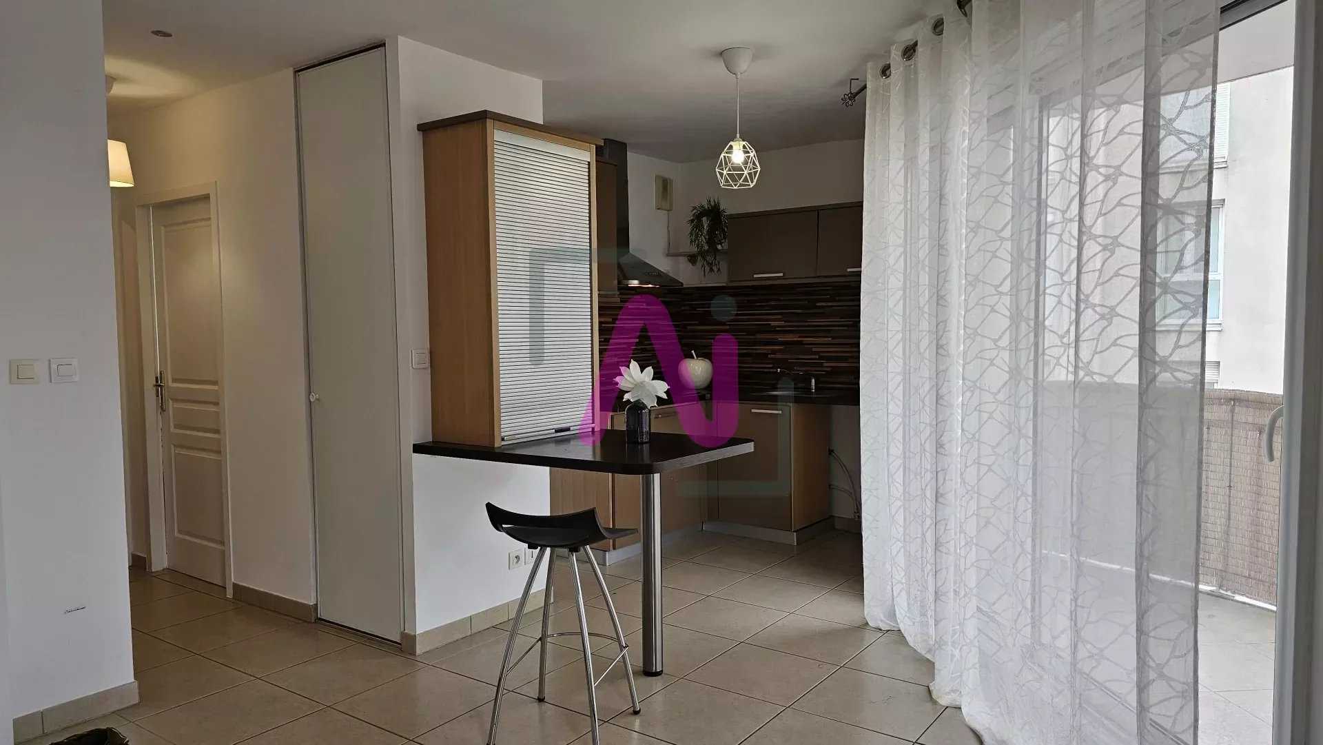 Condominium in Toulon, Provence-Alpes-Côte d'Azur 12518256