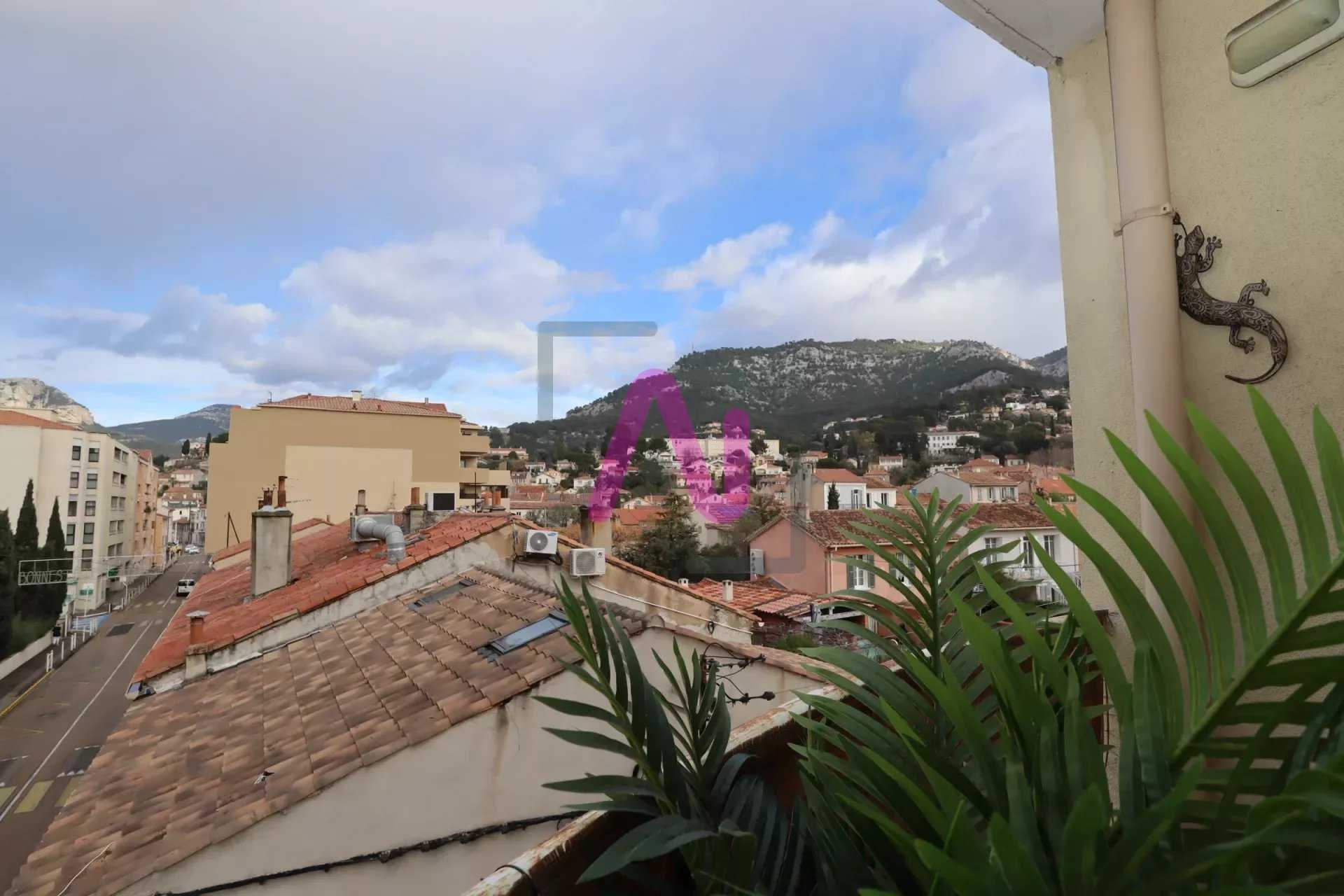 Condominium in Toulon, Provence-Alpes-Cote d'Azur 12518256