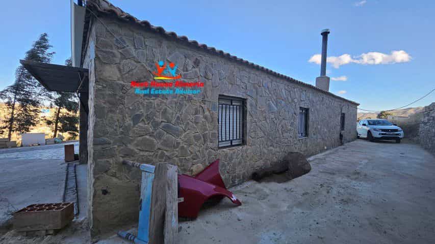 房子 在 Fines, Andalucía 12518427