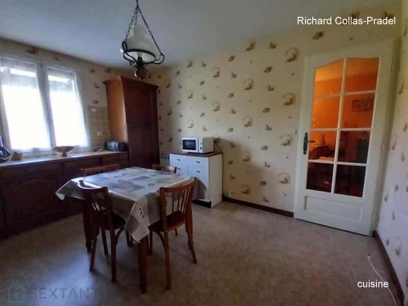 House in Thiers, Auvergne-Rhone-Alpes 12518868