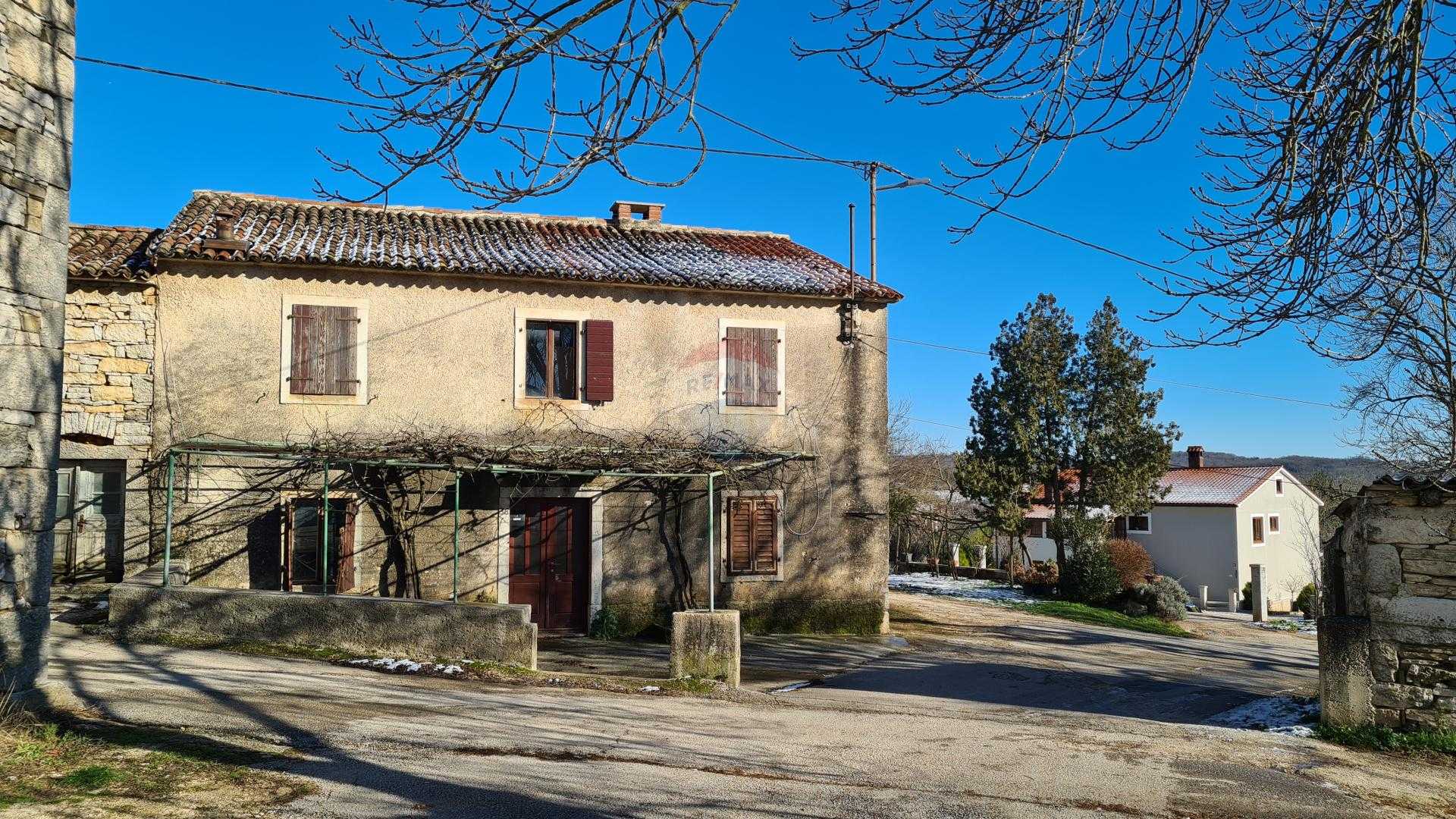 房子 在 Karojba, Istarska županija 12519151