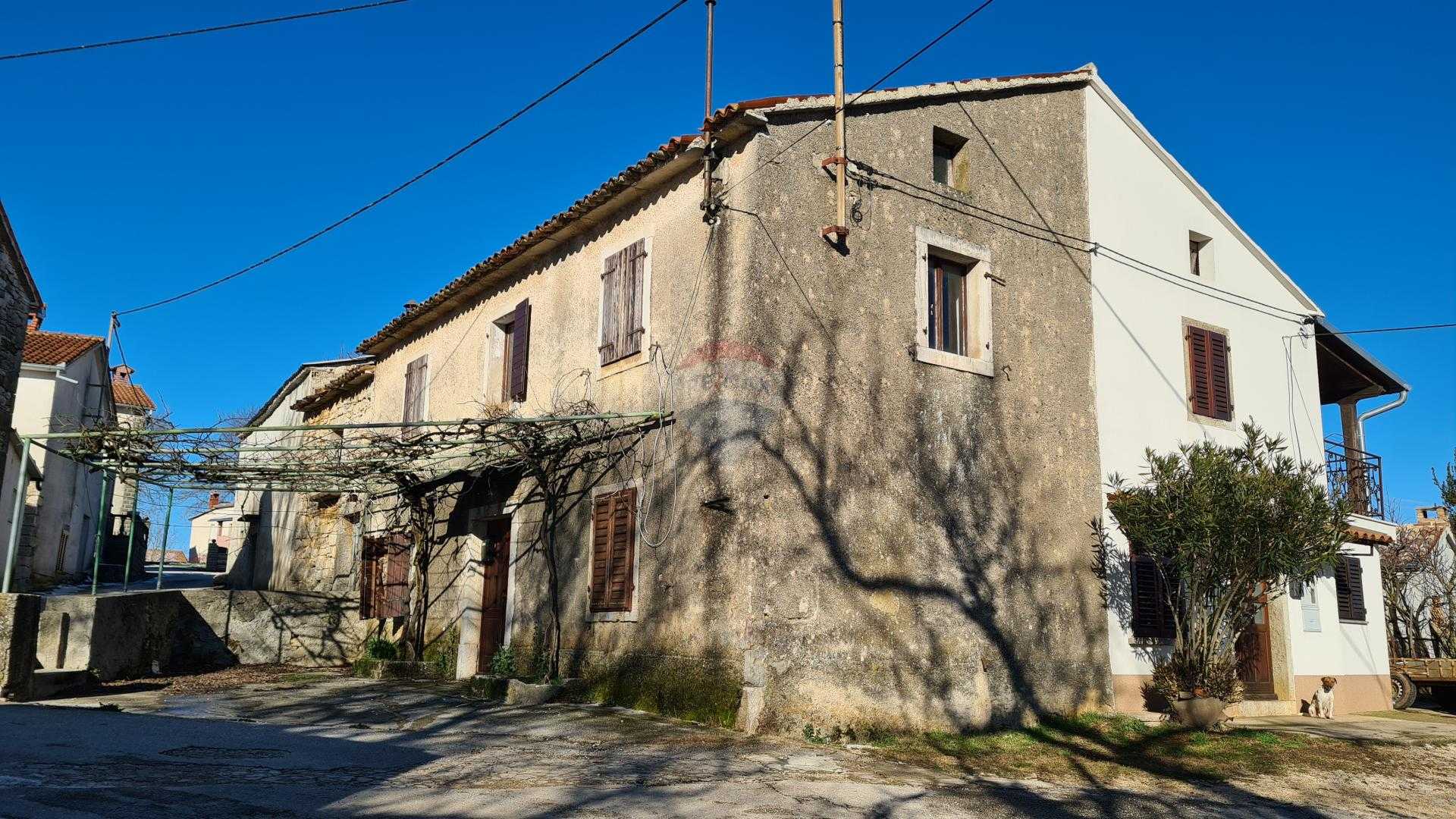 房子 在 Karojba, Istarska županija 12519151