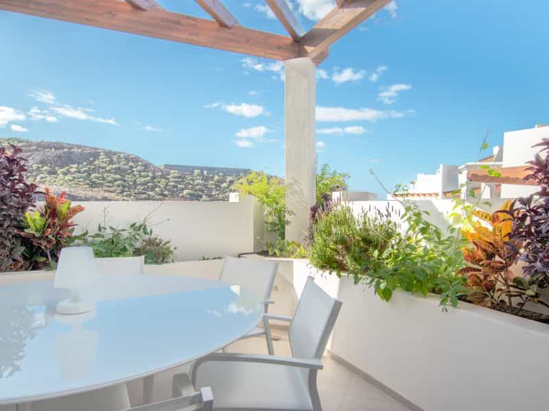Condominium in Los Cristianos, Canary Islands 12519571
