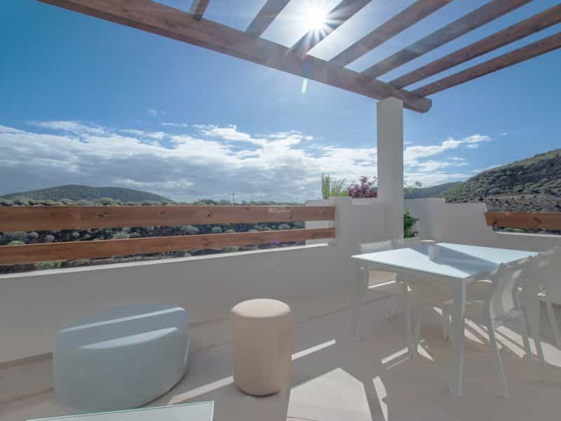 Condominium in Los Cristianos, Canary Islands 12519571