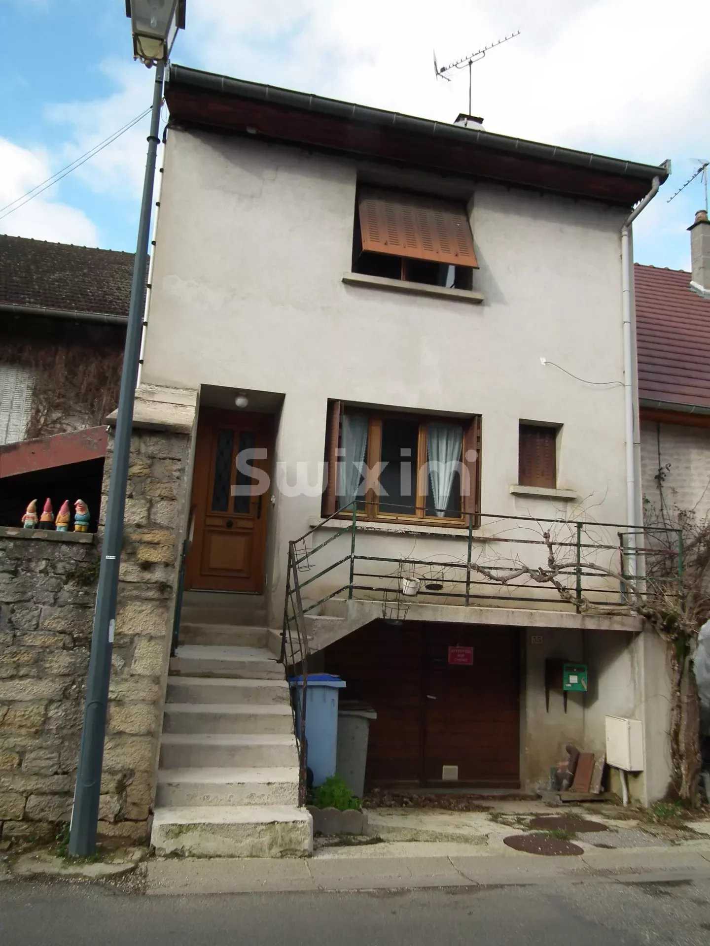 σπίτι σε Lons-le-Saunier, Bourgogne-Franche-Comte 12520621