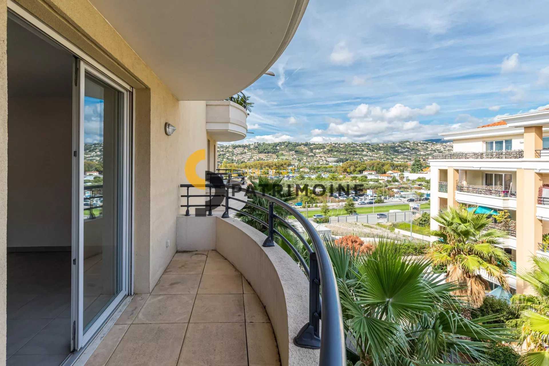 Condominium in Nice, Alpes-Maritimes 12520706