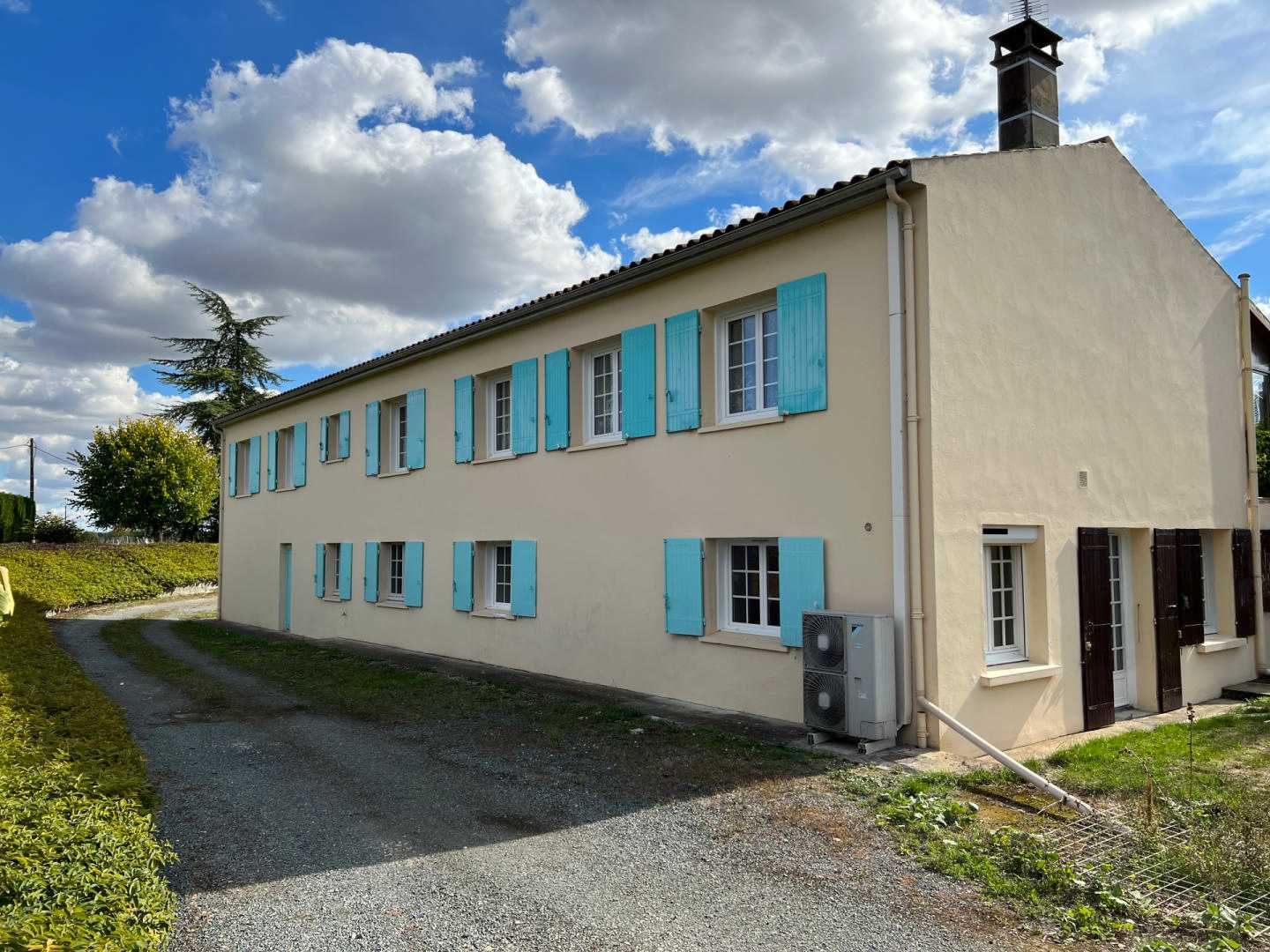 House in Saint-Jean-d'Angely, Nouvelle-Aquitaine 12522271