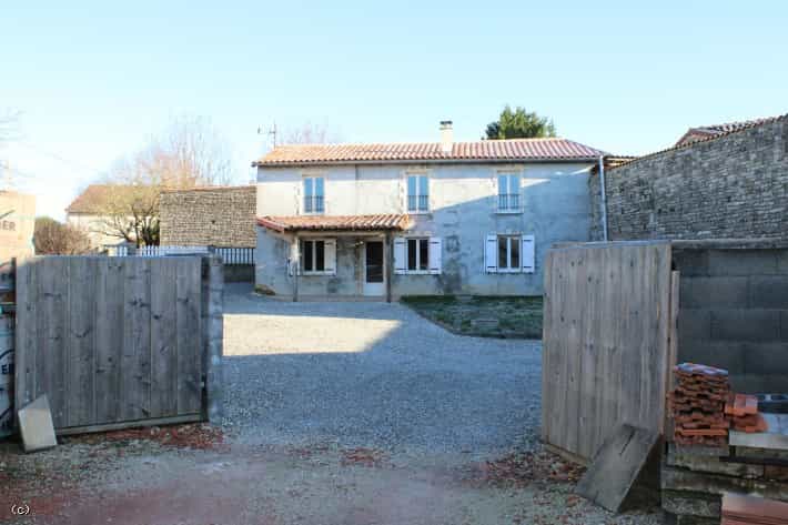 Hus i Ruffec, Nouvelle-Aquitaine 12522328