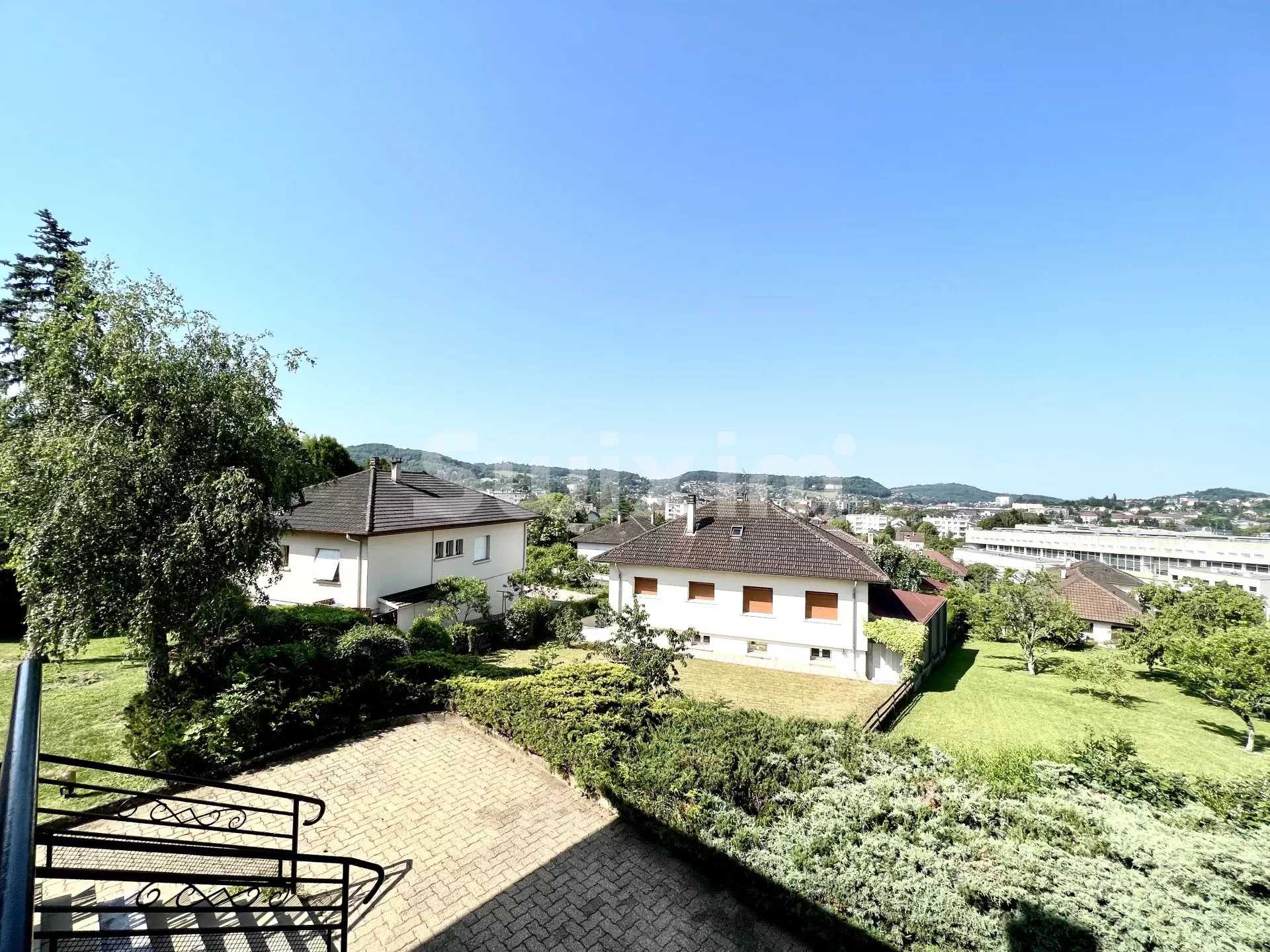 σπίτι σε Lons-le-Saunier, Bourgogne-Franche-Comte 12523458