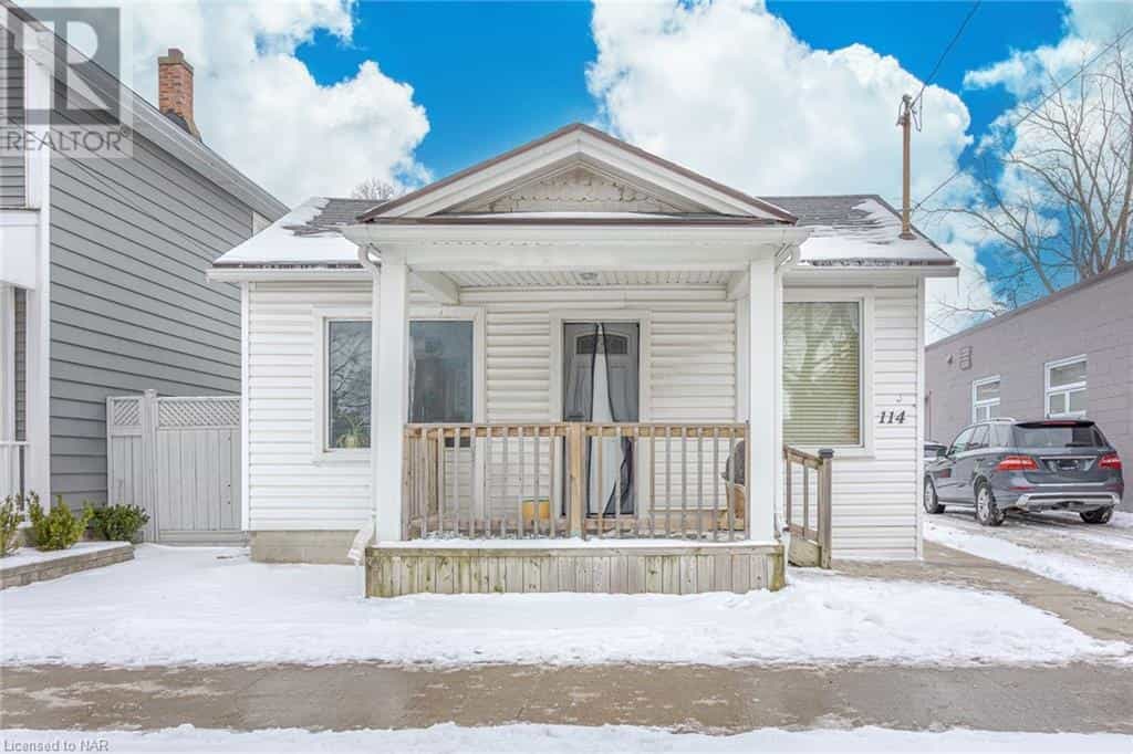 House in St. Catharines, Ontario 12527140