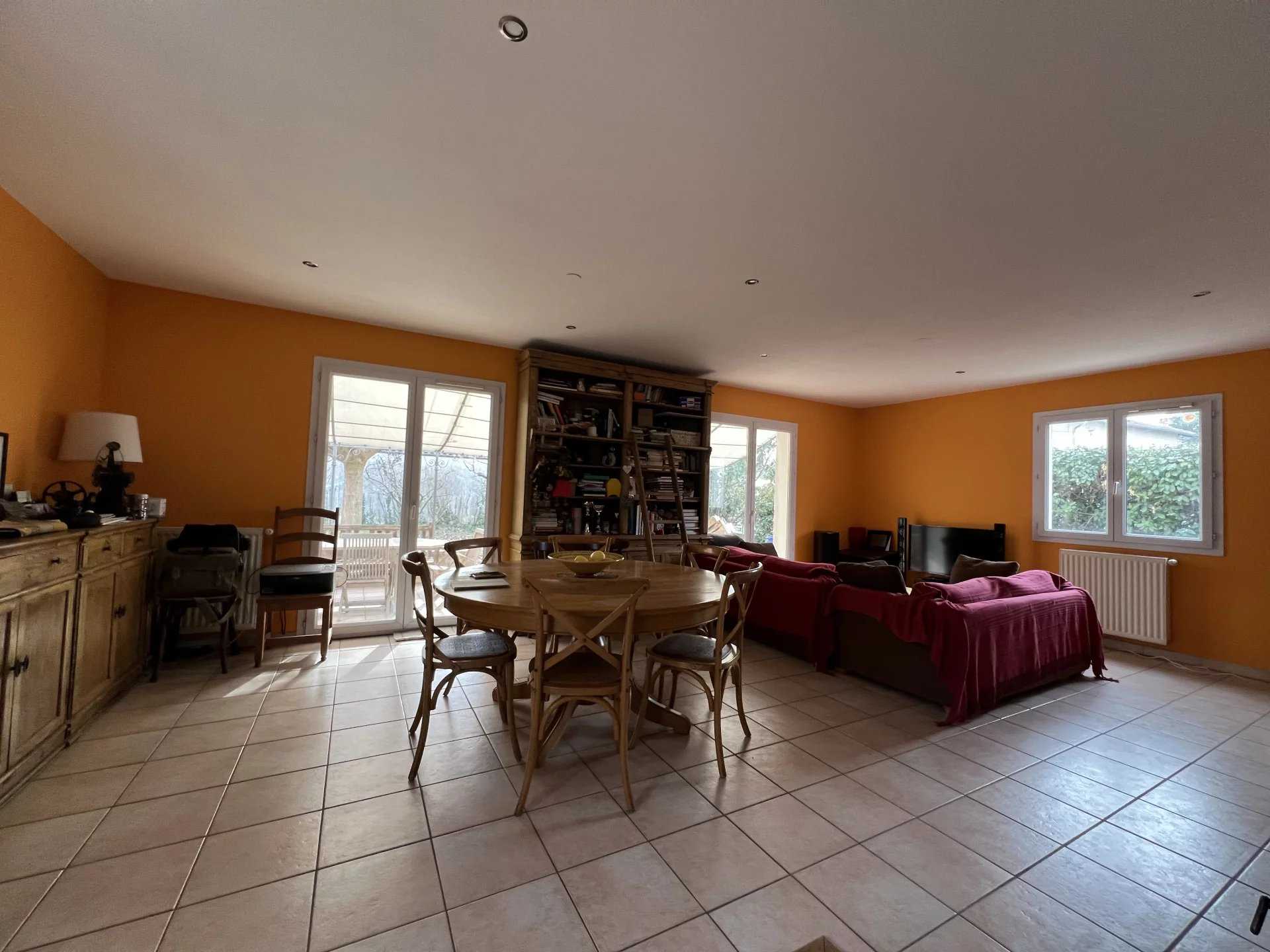 House in Montelimar, Auvergne-Rhone-Alpes 12527180