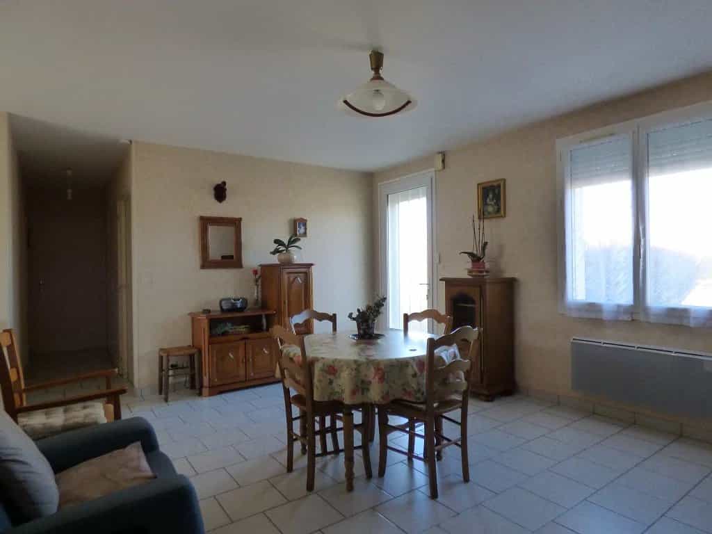 Huis in Neuville-de-Poitou, Nouvelle-Aquitanië 12527223
