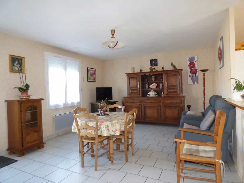 Talo sisään Neuville-de-Poitou, Nouvelle-Aquitaine 12527223