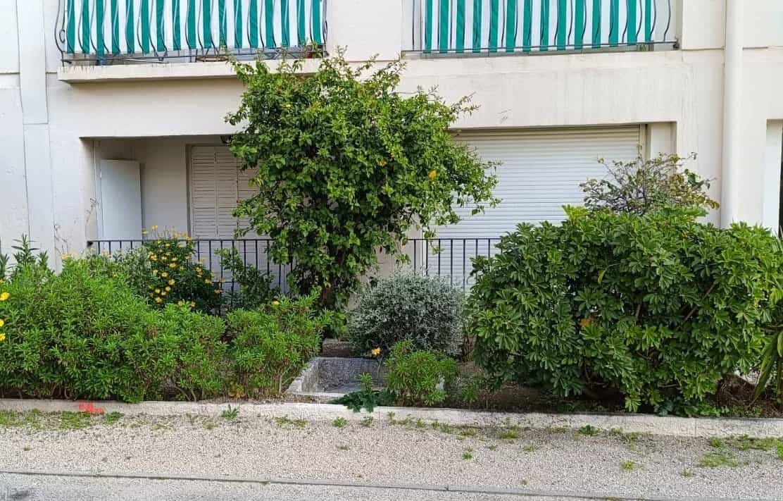 Condominium in Sainte-Helene, Provence-Alpes-Cote d'Azur 12527225