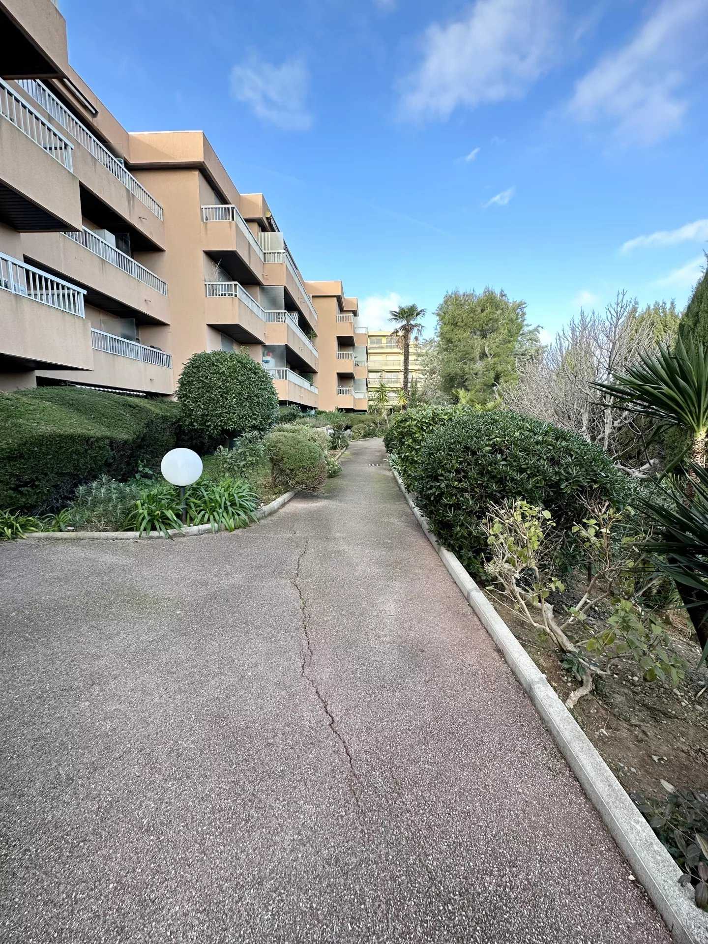 Condominium in La Californië, Provence-Alpes-Côte d'Azur 12527339