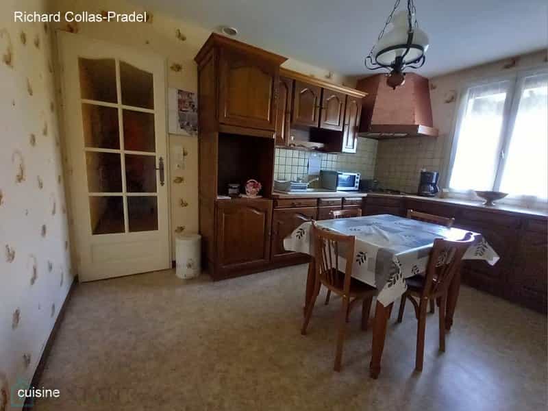 House in Thiers, Auvergne-Rhone-Alpes 12528068