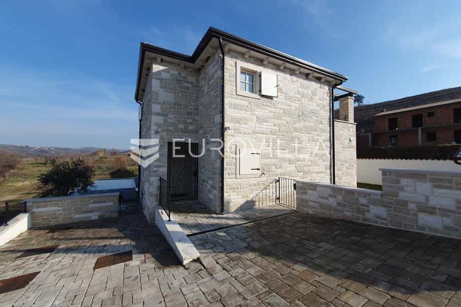 casa en Momjan, Istarska županija 12530259