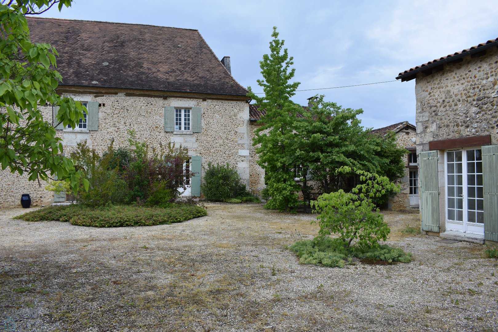 אַחֵר ב Lacropte, Nouvelle-Aquitaine 12531787